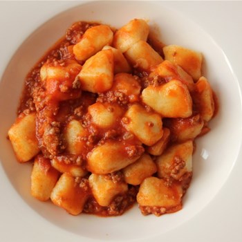 Gnocchi al ragù (il giovedi)